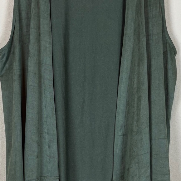 Faith and Joy Green Faux Suede Sleeveless Open Front Cardigan with Fringe Hem - Picture 3 of 16